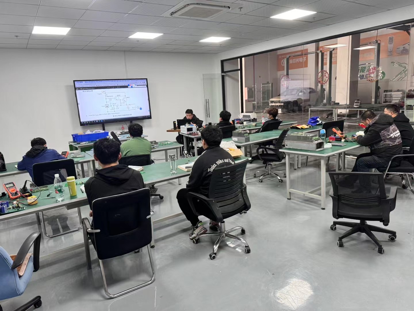 国家力推新能源汽车项目和新能源汽车在中国近两年的销量
